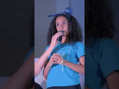 Quando as crianças rezam, o céu sorri e a terra se enche de paz.