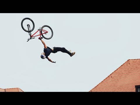 Szymon bringing the Extension Man over the Roofs of Germany I Red Bull District Race 2017 - UCblfuW_4rakIf2h6aqANefA