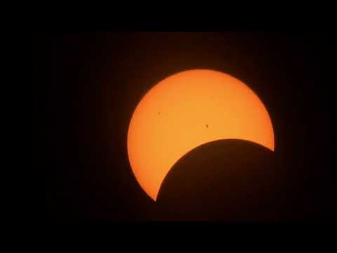 Solar Eclipse April 8, 2024: Full-Screen Zoomed-In Experience 90% Block Milwaukee, Wi