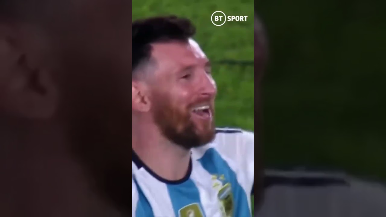 Even Lionel Scaloni joined in the chants for Lionel Messi 😂