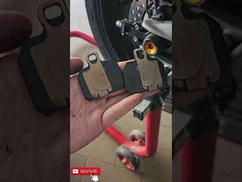 Come sostituire le pastiglie dei freni posteriori dell'Aprilia RS 660