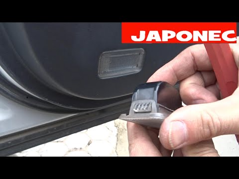 How to replace the door light of the Toyota Avensis MK3