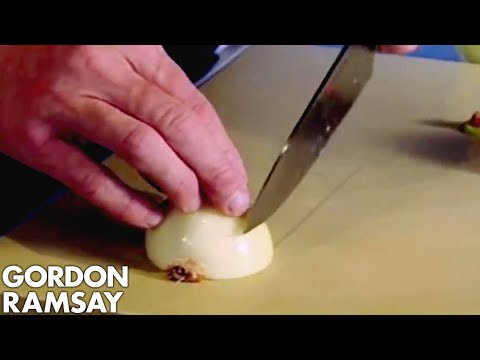 How To Finely Chop An Onion - Gordon Ramsay - UCIEv3lZ_tNXHzL3ox-_uUGQ