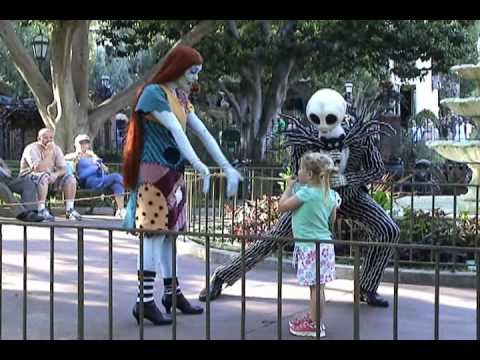 Jack Skellington and Sally Disneyland Meet and Greet Halloween - Nightmare Before Christmas - UCe-gHr2O_LP7t0YJYHZQZlg