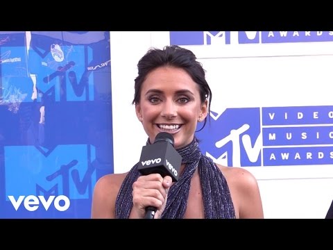 YesJulz - Live from the MTV VMA White Carpet - UC2pmfLm7iq6Ov1UwYrWYkZA