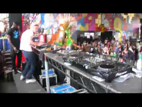 Melé b2b Lil Silva DJ Set live from RBMA x Major Lazer at Notting Hill Carnival 2012 - UCGBpxWJr9FNOcFYA5GkKrMg