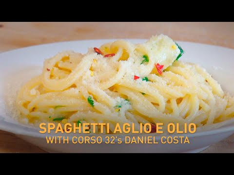 How to cook simple Italian spaghetti aglio e olio with chef Daniel Costa | Fast Food