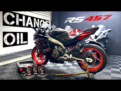 Come si sostituisce l'olio motore della Aprilia RS 457?