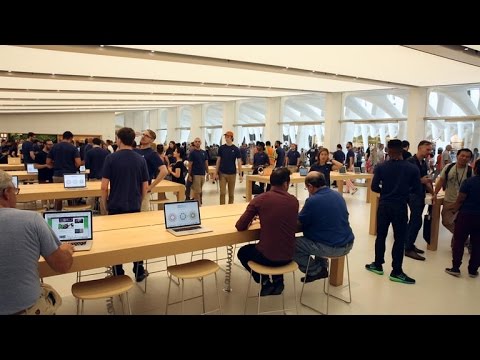 Under New York's WTC Oculus, a new Apple Store opens - UCOmcA3f_RrH6b9NmcNa4tdg