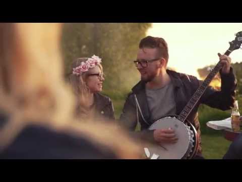 Lenovo Day In The Life: Jukka The Banjo Man & YOGA 3 Pro - UCpvg0uZH-oxmCagOWJo9p9g