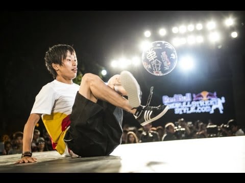 Freestyle football tricks in Tokyo - Red Bull Street Style World Final 2013 - UCblfuW_4rakIf2h6aqANefA