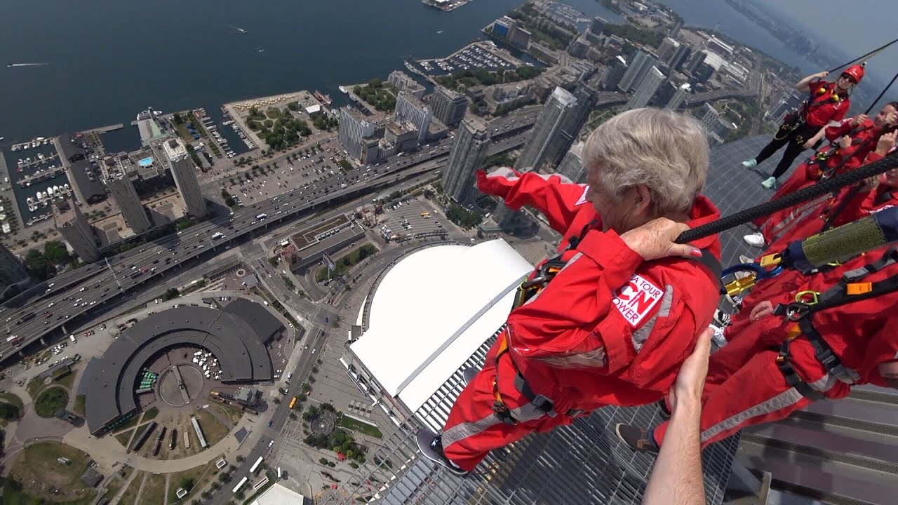 98-year-old Ont. woman the oldest person ever take part in Toronto’s CN Tower edge walk