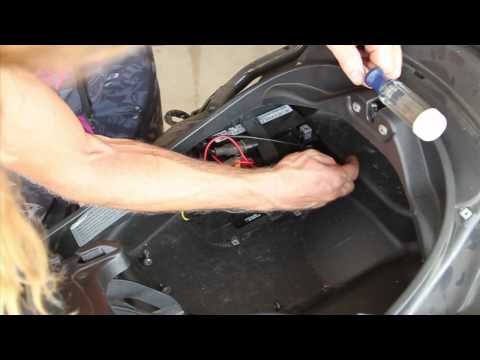 Piaggio MP3 - Trunk Box and Bracket Removal - UCTs-d2DgyuJVRICivxe2Ktg