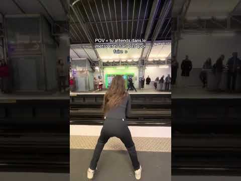 Jouer au tennis sur les quais du métro #metro #tennis #humour #transport #paris