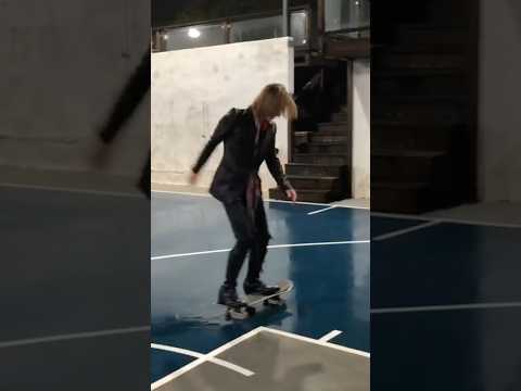 I used to #skateboard🤣 以前スケボーやってた🛹 #YOSHIKI