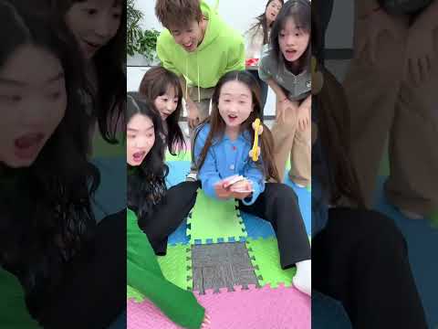 爬爬垫盲盒挑战，哈哈太好玩了 #搞笑 #办公室游戏 1