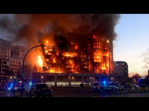 Todesfalle Balkon? - Hochhaus in Valencia brennt komplett aus | ntv