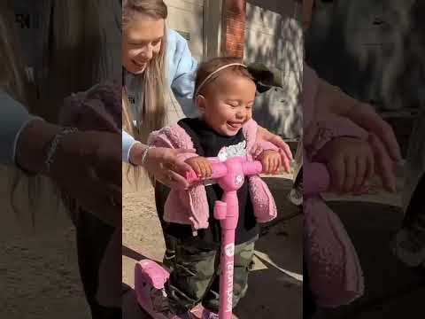 🎁Take a look at this adorable little girl who got an isinwheel Mini Kids Escooter surprise!  🛴