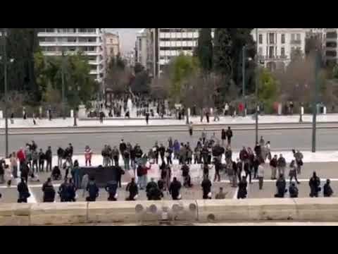 Πολίτες έξω από τη Βουλή ξαναγράφουν τα ονόματα των 57 θυμάτων των Τεμπών | CNN Greece