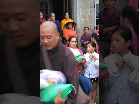 Tình người Việt Nam trong bão lũ#mchieuthanh#tuthien #viral#viralvideo#viralshorts#shorts#shortvideo