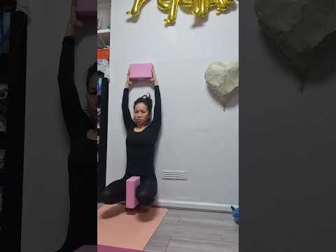 Cân chỉnh cơ thể ngồi trên gạch ở tường