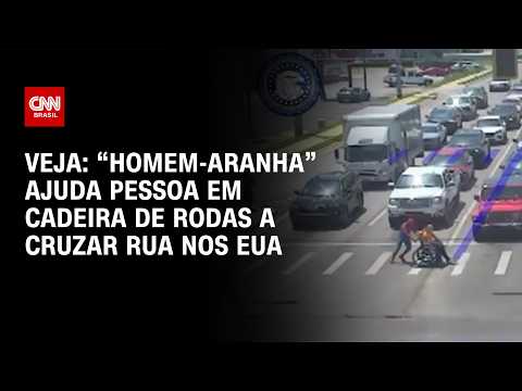 "Homem-Aranha" ajuda pessoa em cadeira de rodas a cruzar rua nos EUA; veja imagens | CNN BRASIL