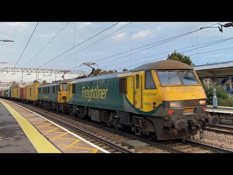 Freightliner 90041 and 90042 power through Colchester working 4S88 20/9/21