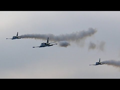 3x GIANT RC TURBINE MODEL JET L-39 ALBATROS BREITLING JET TEAM FORMATION FLIGHT IN THE FOG - UCH6AYUbtonG7OTskda1_slQ