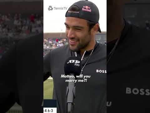 Crowd Member Proposes To Matteo Berrettini! 💍