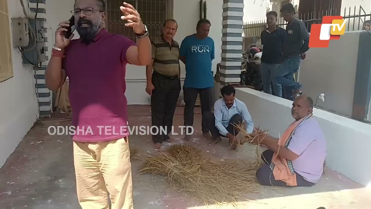 Several Ollywood Actors Arrive at Late Uttam Mohanty's Residence in Bhubaneswar to Pay Last Respects