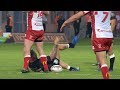  Un rugbyman se remet le genou en place