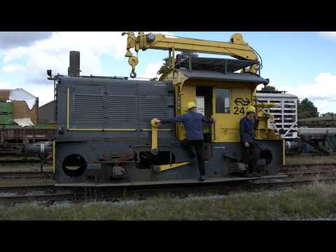 Treinspot: Locomotor 242 met HIAB kraan | SpoorwegenTV