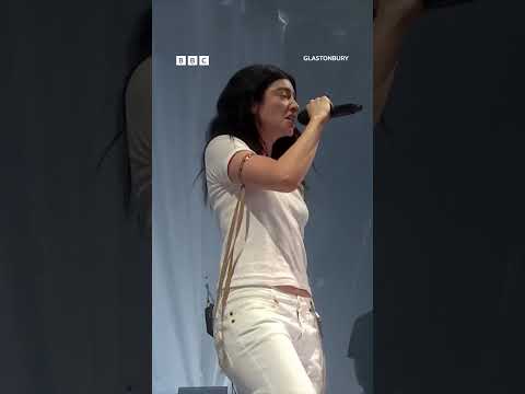 Lorde performs ‘Hammer’ for the first time live at Glastonbury!! 🔨