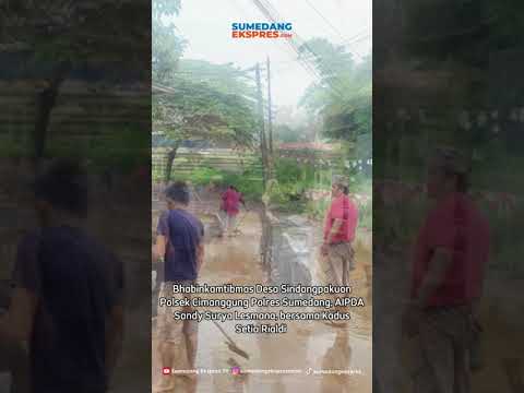 Bhabinkamtibmas dan Warga Desa Sindangpakuon Bergotong Royong Bersihkan Dampak Banjir