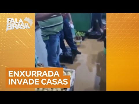 Água de enxurrada invade casas e comércios