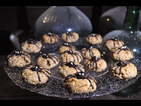 La familia Addams cocina Arañas sobre galletas de cacahuete con Thermomix en Halloween