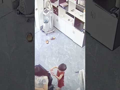 Đứa bé làm thợ cắt tóc và cái kết