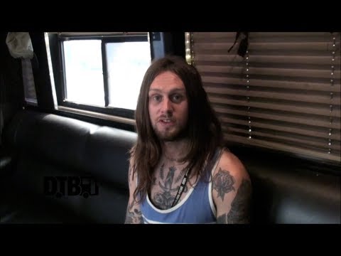 While She Sleeps - TOUR TIPS (Top 5) Ep. 83 [Warped Edition 2013] - UCybDimFZ3eoUQxSArdqCe9g