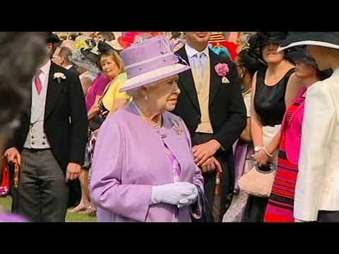 Nữ hoàng Anh mở tiệc trà ở cung Buckingham