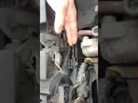 Wie öffnet man die Motorhaube des Citroen C3, wenn das Kabel defekt ist?