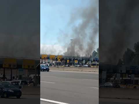 Auto in fiamme al casello di Villanova d'Asti