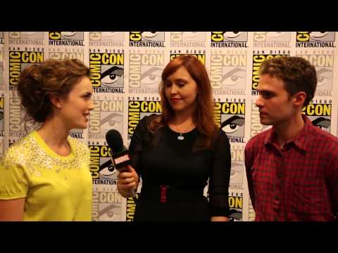 Marvel's Agents of S.H.I.E.L.D. - Elizabeth Henstridge and Iain De Caestecker at San Diego Comic-Con - UCvC4D8onUfXzvjTOM-dBfEA