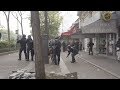 Un policier lance un pavé sur les manifestants