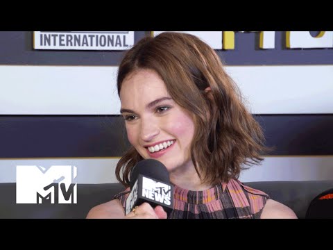 Lily James Discovers Ansel Elgort Is a DJ | Comic-Con 2015 - UCxAICW_LdkfFYwTqTHHE0vg