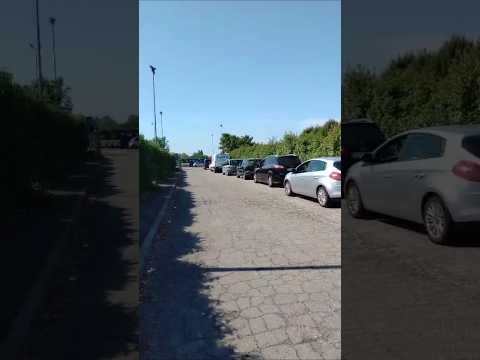 Auto in coda per buttare rifiuti