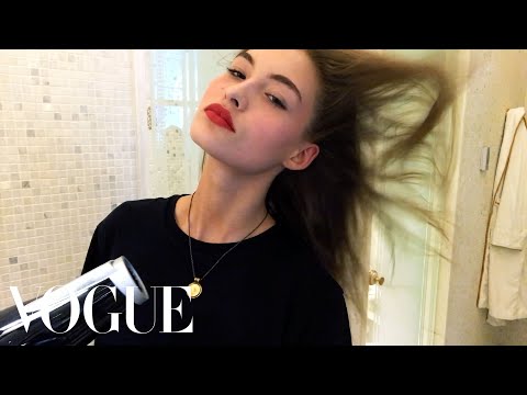 Grace Elizabeth’s Easy Model-On-Duty Makeup | Beauty Secrets | Vogue - UCRXiA3h1no_PFkb1JCP0yMA