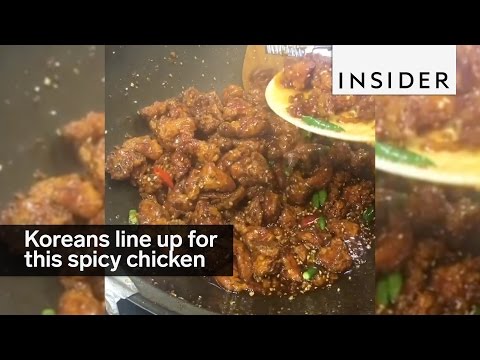 Koreans line up in the street to taste this spicy fried chicken - UCHJuQZuzapBh-CuhRYxIZrg