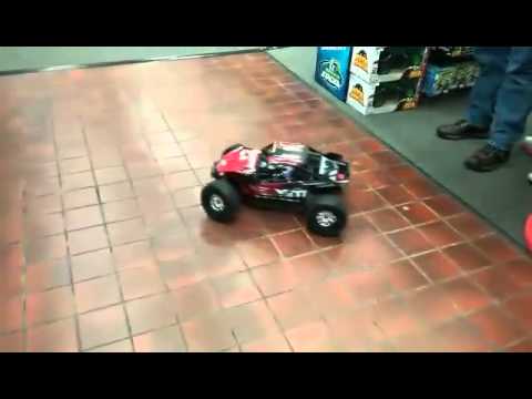 Axial Racing Yeti XL 1/8 Scale Monster Buggy - Playing in the store - UCd7rgePAMQ_vVMcZsNjY7XA