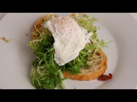 Bistro Salad Recipe - Laura Vitale - Laura in the Kitchen Episode 385 - UCNbngWUqL2eqRw12yAwcICg