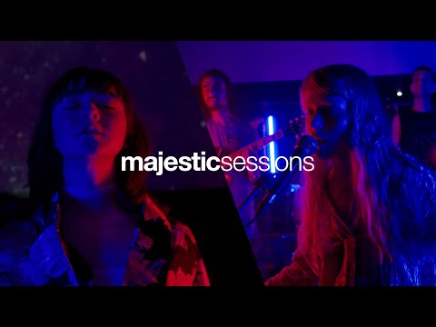 Alice Phoebe Lou - Galaxies (feat. Maisie Williams) | Majestic Sessions - UCXIyz409s7bNWVcM-vjfdVA